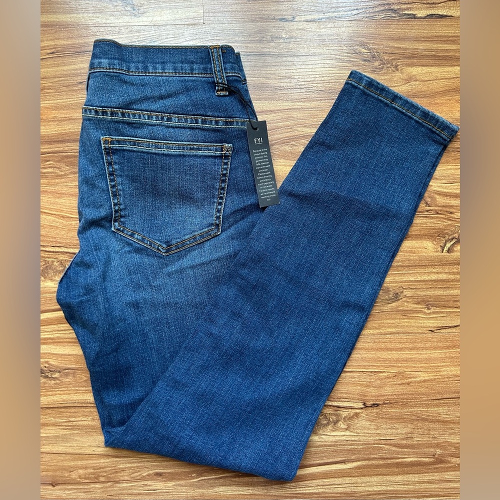 Victoria’s Secret Mid Rise Siren Jeans Size 6 Short NWOT